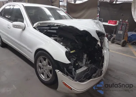 2004 Mercedes-Benz C 240 z USA, uszkodzony, nr VIN WDBRF61J64E015626